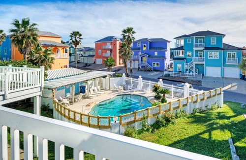 Sand Point Casa | Holiday Beach House by AvantStay | Pool + Beach