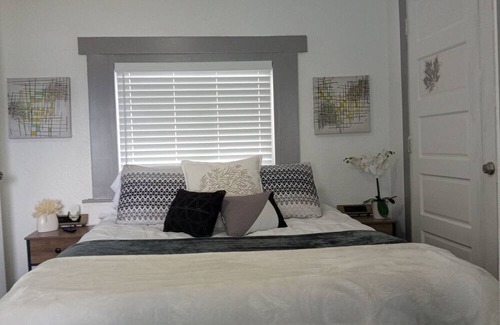 Silverdale Apartamento | Charming Waterfront Apartment: Your Home Awaits