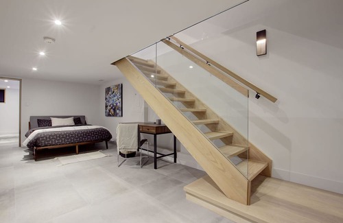 The Beaches Casa | Spacious 2 level apartment by Woodbine Beach