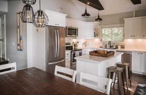 Lake of Bays Cabaña | The Point on Ril - Lakefront Cottage