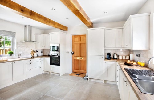 Storwood Casa | ASHLEY COTTAGE, pet friendly, with open fire in Seaton Ross