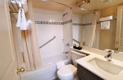 Coal Harbour Apartamento | Savor the elegance of a classic escape in our vintage-style hotel!