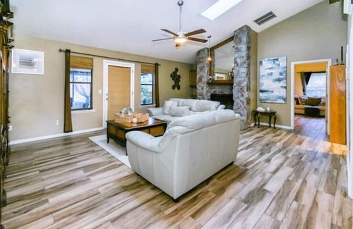 Arlington Casa | Amazing Location & Amenities Hot Tub King Bed