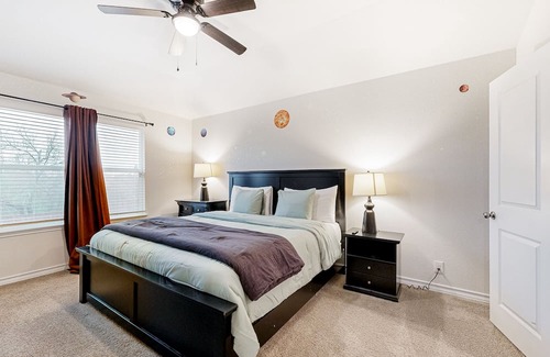 Medina Valley Casa | Dog-friendly single-level retreat with pool access, large yard, washer/dryer, AC