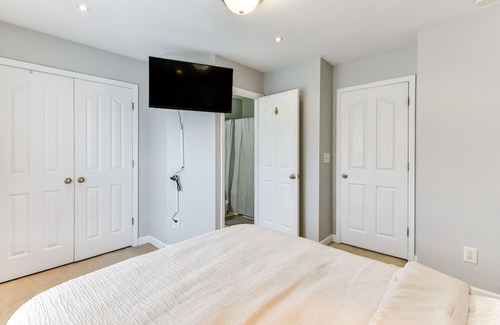 Mountain Island Casa | Cozy Charlotte Townhome Rental ~ 11 Mi to Uptown!
