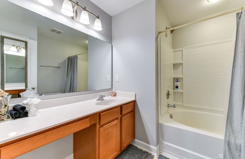 Mountain Island Casa | Cozy Charlotte Townhome Rental ~ 11 Mi to Uptown!