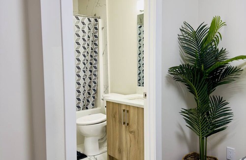 Calgary Casa | Airport Oasis: Stylish 1-BR Suite with Memory Foam King Bed, Private Bath