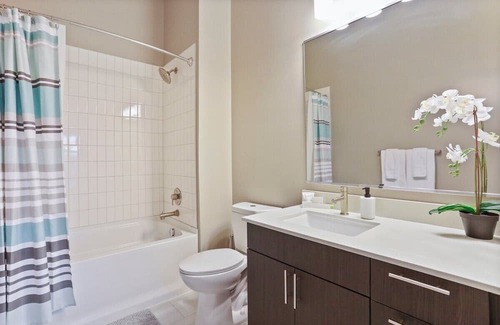 McLean Apartamento | Welcome to our luxurious 2-bed, 2-bath apartment in the heart of McLean Commons!