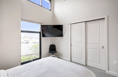 McLean Apartamento | Welcome to our luxurious 2-bed, 2-bath apartment in the heart of McLean Commons!