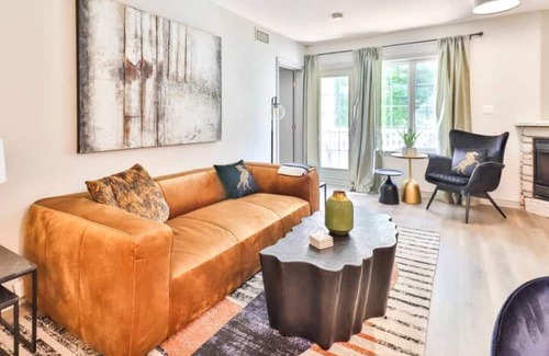 Oro-Medonte Chalet De Esquí | Escape the City in our Chalet Townhouse for 8 - w/ Jacuzzi & Access to Pool /Gym