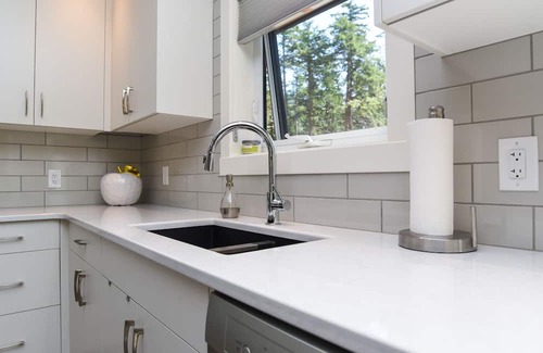 Comox Casa | The Eagles Nest - just a 5 minute walk to the beach!