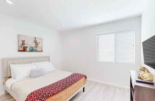 Northridge Casa | Stylish, sunny retreat with patio & W/D - near golf & theme parks - dog-friendly