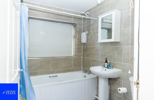 West Bromwich Apartamento | 2ndHomeStays-West Bromwich- 2-Bedroom Maisonette