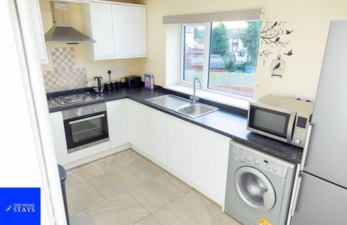 West Bromwich Apartamento | 2ndHomeStays-West Bromwich- 2-Bedroom Maisonette