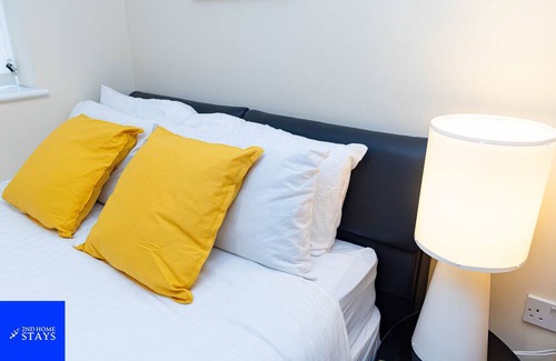West Bromwich Apartamento | 2ndHomeStays-West Bromwich- 2-Bedroom Maisonette