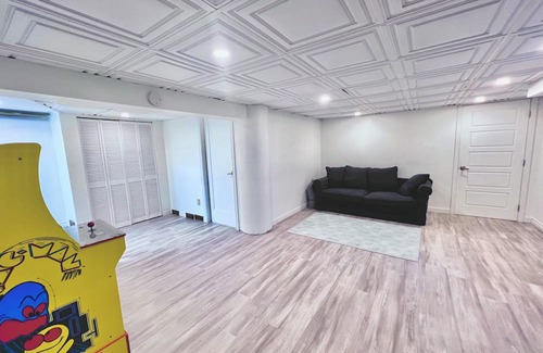 Tetreaultville Apartamento | Cozy Oasis Near Montreal Stadium, Pac-man Arcade Game