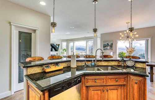 Bella Vista Casa | Spacious Oak Run Home w/ Panoramic Mountain Views!