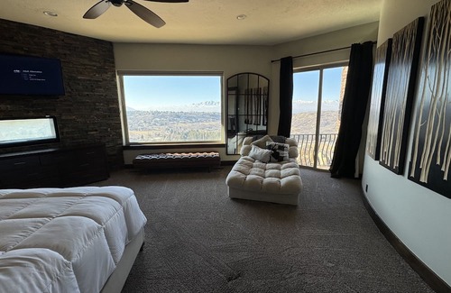Sandy Casa | The Retreat- Utah at its finest. infinity pool 270 degree views.