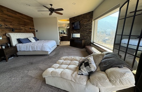 Sandy Casa | The Retreat- Utah at its finest. infinity pool 270 degree views.