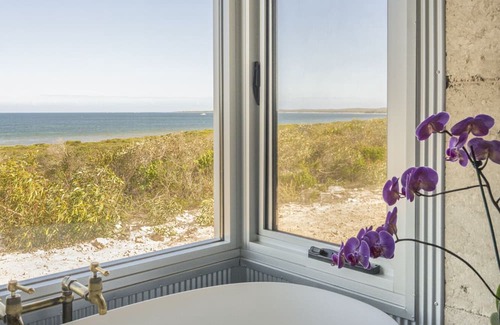 D'estrees Bay Casa | From this cosy accommodation there’s a sense of unblinkered exploration.