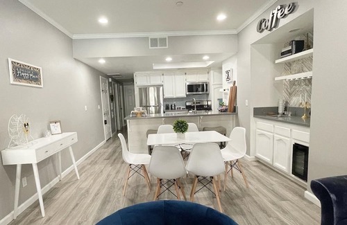 Fountain Valley Condominio | Disney Den - 7 Miles From Disneyland and Beach Pet-Friendly! AC Washer and Dryer