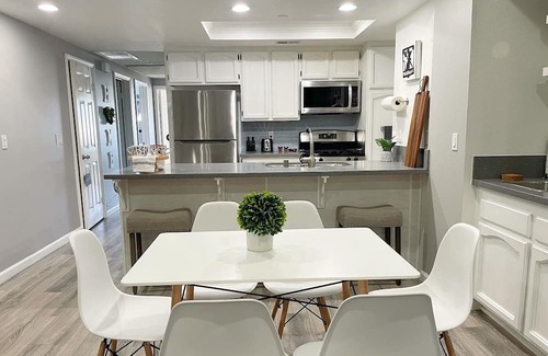Fountain Valley Condominio | Disney Den - 7 Miles From Disneyland and Beach Pet-Friendly! AC Washer and Dryer