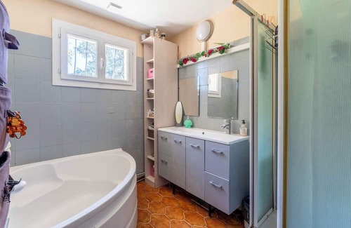Sabran Casa | Holiday Home 'Vacances Dans Le Gard' with Private Garden and Wi-Fi