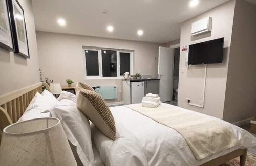Roxeth Apartamento | Private double bedroom with bathroom and amenities