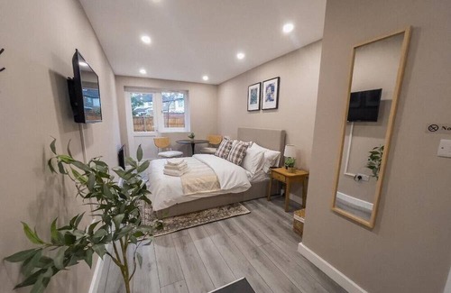 Roxeth Apartamento | Private double bedroom with bathroom and amenities
