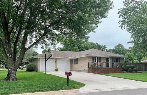 Emporia Casa | Cozy, modern, updated house w/pool!