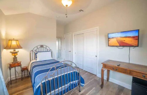 Sunrise Acres Casa | Northeast Spacious Home. Warmth, Cheer & Joy Await