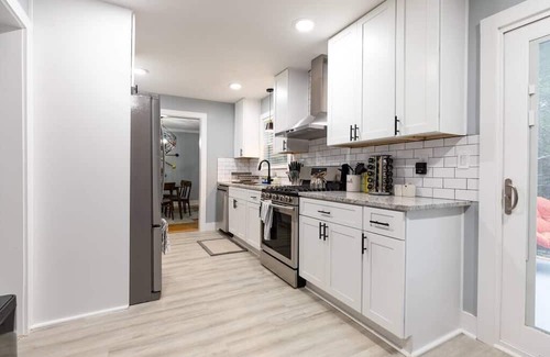Decatur Casa | NEW! Modern Luxury w/ Pool Table 3BR|5BD Sleeps 10
