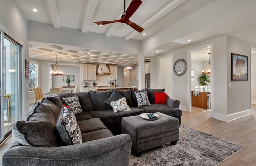 Estill Springs Casa | Lakefront w/ Beautiful Views! Private Dock, Hot Tub, Pool Table, Sleeps 18!