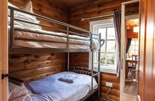Ffestiniog Cabina | Brenin 3 Bedroom rural wood Lodge nr Coed y Brenin
