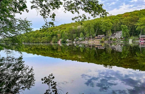 Swartswood Cabina | Rustic Lakefront Cabin with Cozy Reading Nook