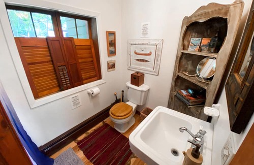 Swartswood Cabina | Rustic Lakefront Cabin with Cozy Reading Nook