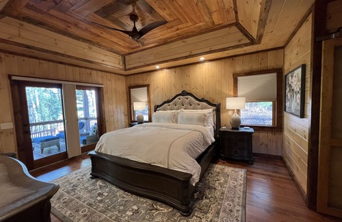 Cherry Log Cabina | Family Retreat, 4 Bd, 3.5 ba, WIFI, Hot Tub, pool table, fooseball, fire pit!