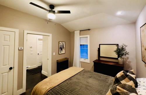 Waterbury Apartamento | Cozy centrally located private apartment with garage parking. Pet friendly