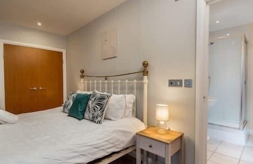 Watford Apartamento | Spacious 2 Bed Flat | Free Parking, 15 min to Warner Bros, Nearby Supermarket,