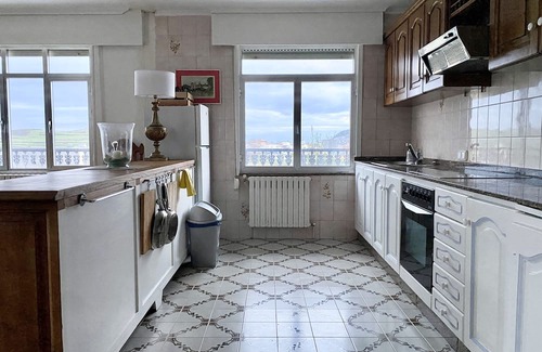 Porto de Espasante Casa | Sunny home with enormous terrace and garden just 1 min walk to the beach!