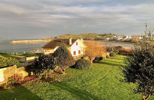 Porto de Espasante Casa | Sunny home with enormous terrace and garden just 1 min walk to the beach!