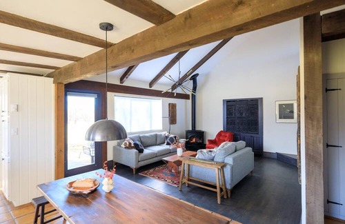 Taos Casa | THE BARN — Stylish Riverfront Home, Hot Tub, EV Charger, Fast Wifi, Nature Walk
