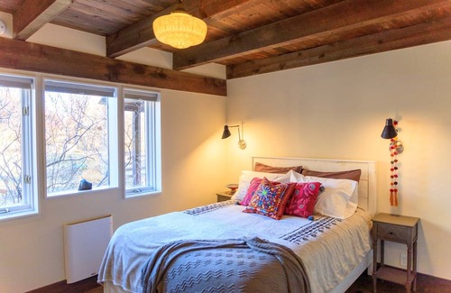 Taos Casa | THE BARN — Stylish Riverfront Home, Hot Tub, EV Charger, Fast Wifi, Nature Walk