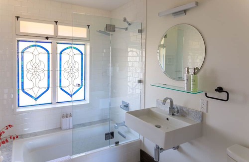 Taos Casa | THE BARN — Stylish Riverfront Home, Hot Tub, EV Charger, Fast Wifi, Nature Walk