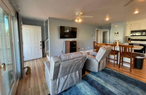 Buckroe Beach Casa | Blue Haven Summary: T
