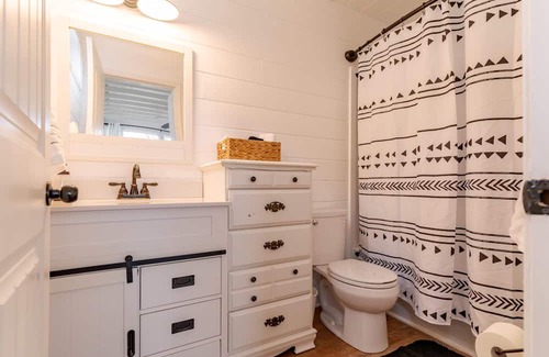 Falls of Rough Apartamento | Cozy Lakeview Guest House at Fentress Rd!