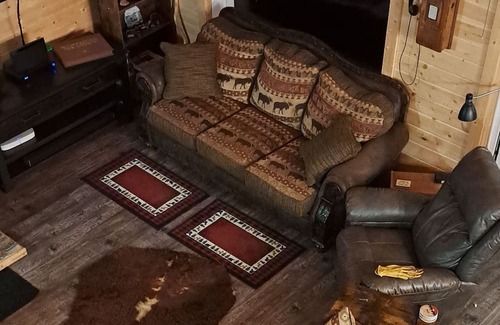 Bellevue Cabaña | Mountain cottage huge master bedroom pet friendly sauna, hot tub, deck