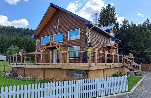 Bellevue Cabaña | Mountain cottage huge master bedroom pet friendly sauna, hot tub, deck