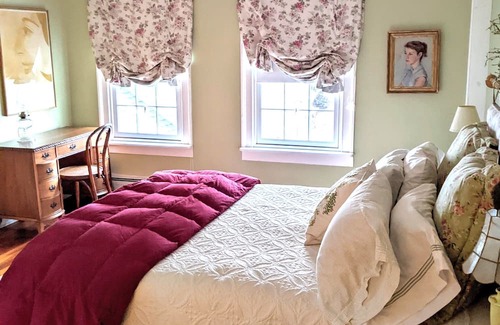 North Egremont Otro | Lovely renovated 1810 farmhouse w/ 4 ensuite bedrooms, pool & river on 15 acres
