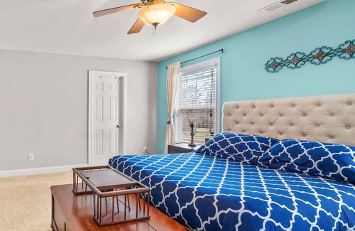 Charlotte Casa | StaysByWalker 3BR Home + Loft! Backyard!